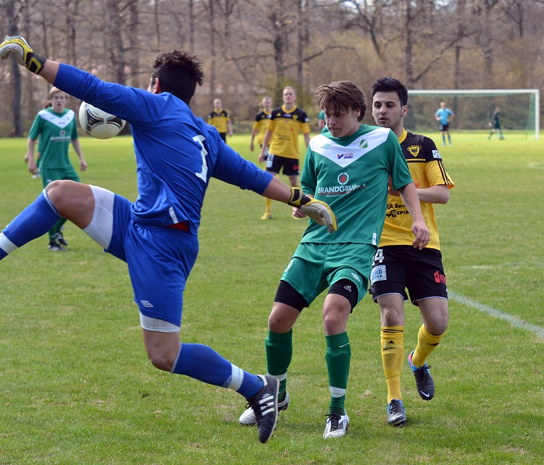 2013_0505_18.JPG - Irsta's målvakt kommer ut utanför straffområdet och försöker rensa undan bollen . . . .