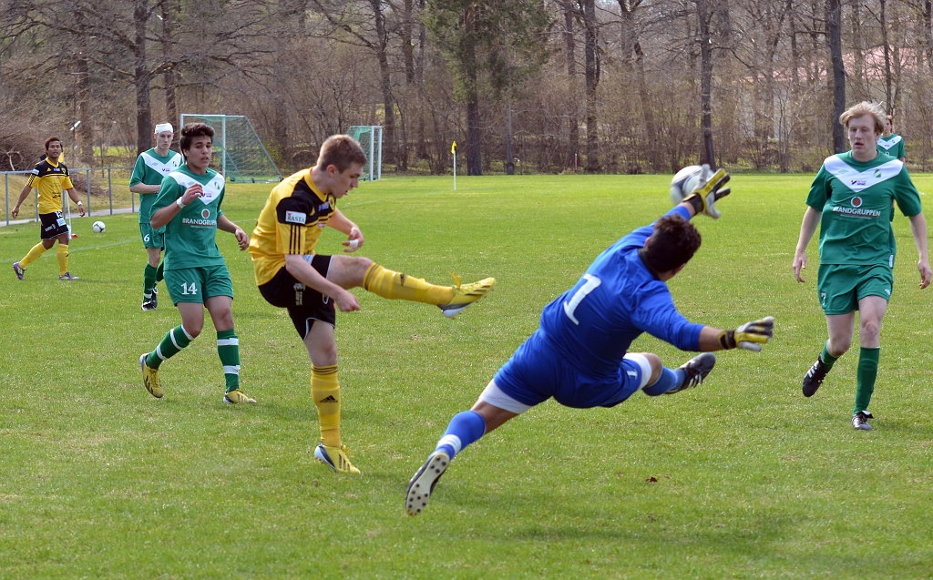 2013_0505_19.JPG - . . . . Brandon Wade får istället tag i bollen och lägger in den framför mål, men Irstaförsvaret klarar upp situationen
