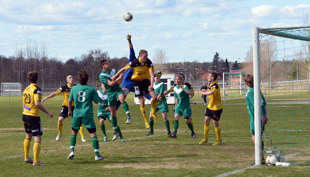 2013_0505_20.JPG - Irsta's målvakt boxar undan bollen så att Sebastian Fahlberg inte hinner nicka den