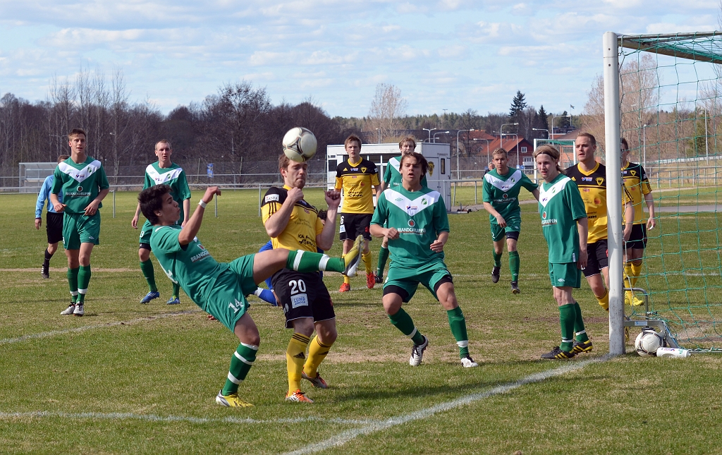 2013_0505_21.JPG - Irstaspelaren hinner sparka undan bollen innan Dennis Jansson kommer fram