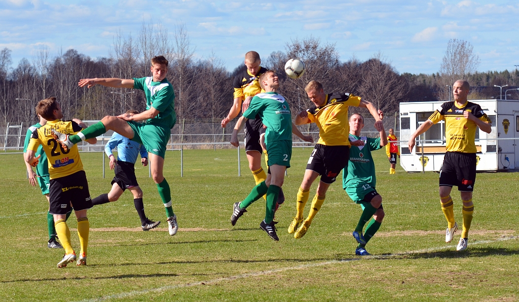2013_0505_22.JPG - Frispark för Södra från kanten, Filip Stjernfeldt och Sebastian Fahlberg försöker nicka mot mål . . . .