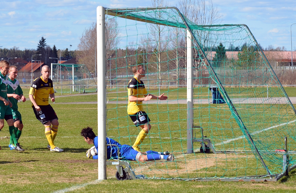 2013_0505_23.JPG - . . . . men Irstamålvakten tar hand om bollen
