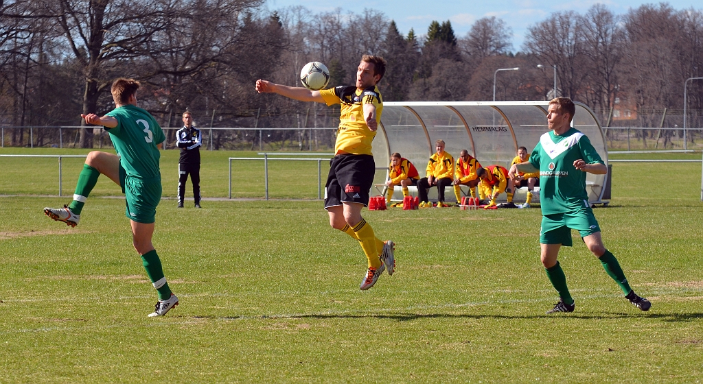 2013_0505_24.JPG - Dennis Jansson tar ner ett inlägg på bröstet . . . .