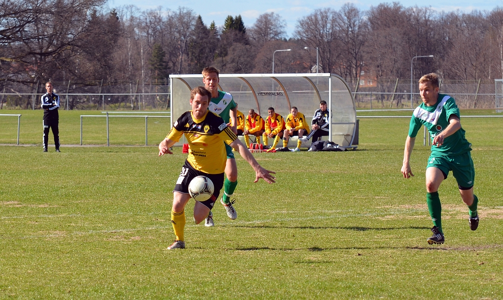 2013_0505_25.JPG - . . . . han tar med sig bollen mot straffområdet . . . .