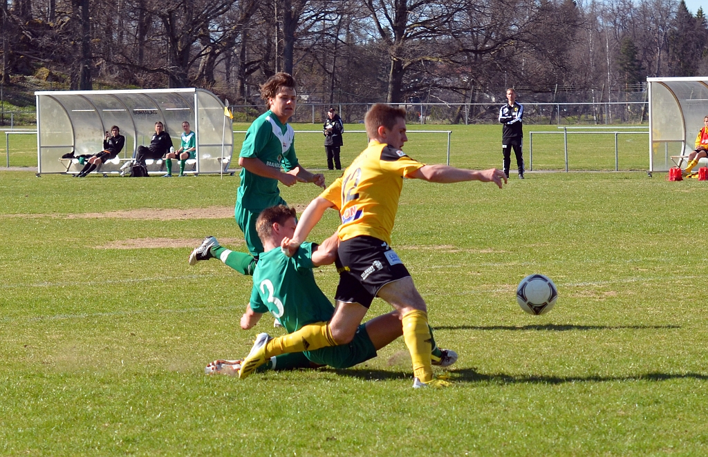 2013_0505_28.JPG - . . . . han tryckar sig förbi backen . . . .