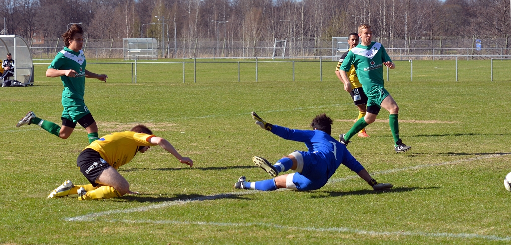 2013_0505_29.JPG - . . . . Brandon hinner före målvakten men bollen går precis utanför stolpen