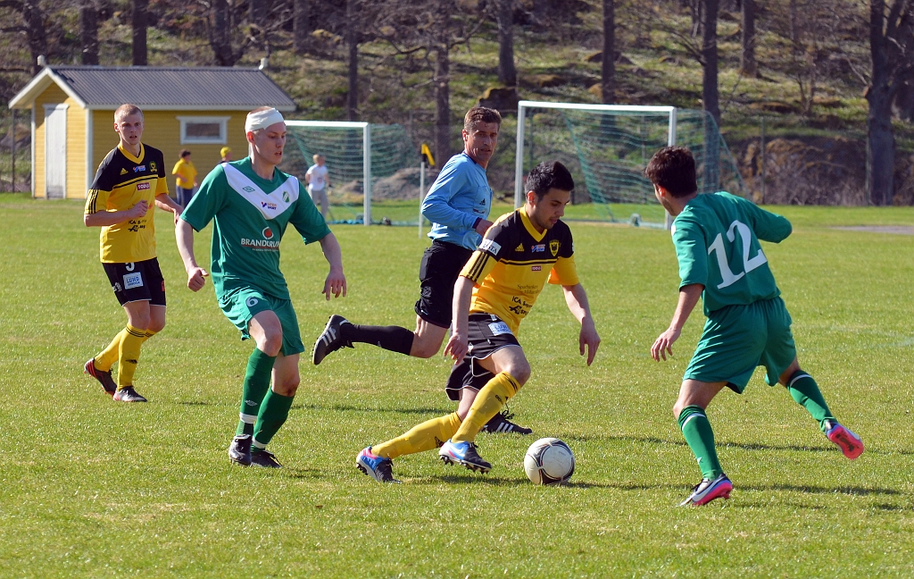 2013_0505_30.JPG - Mergim Bekaj dribblar sig förbi en Irstaspelare