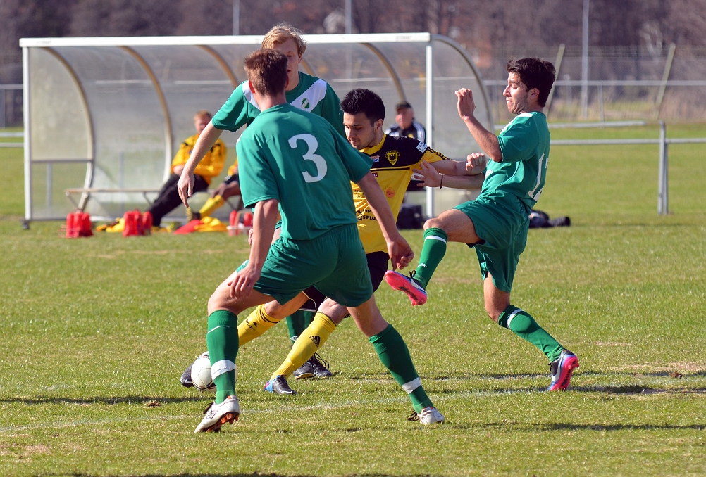 2013_0505_31.JPG - Mergim Bekaj försöker dribbla sig bort från sin uppvaktning