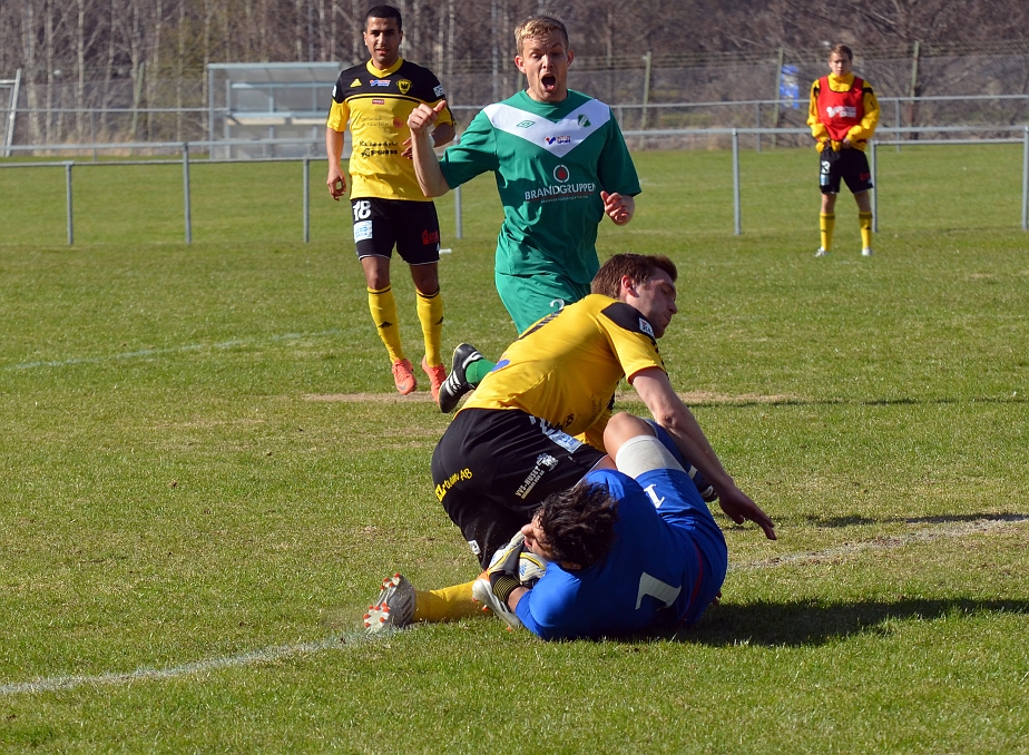 2013_0505_32.JPG - Dennis Jansson går in lite hårt på målvakten . . . .