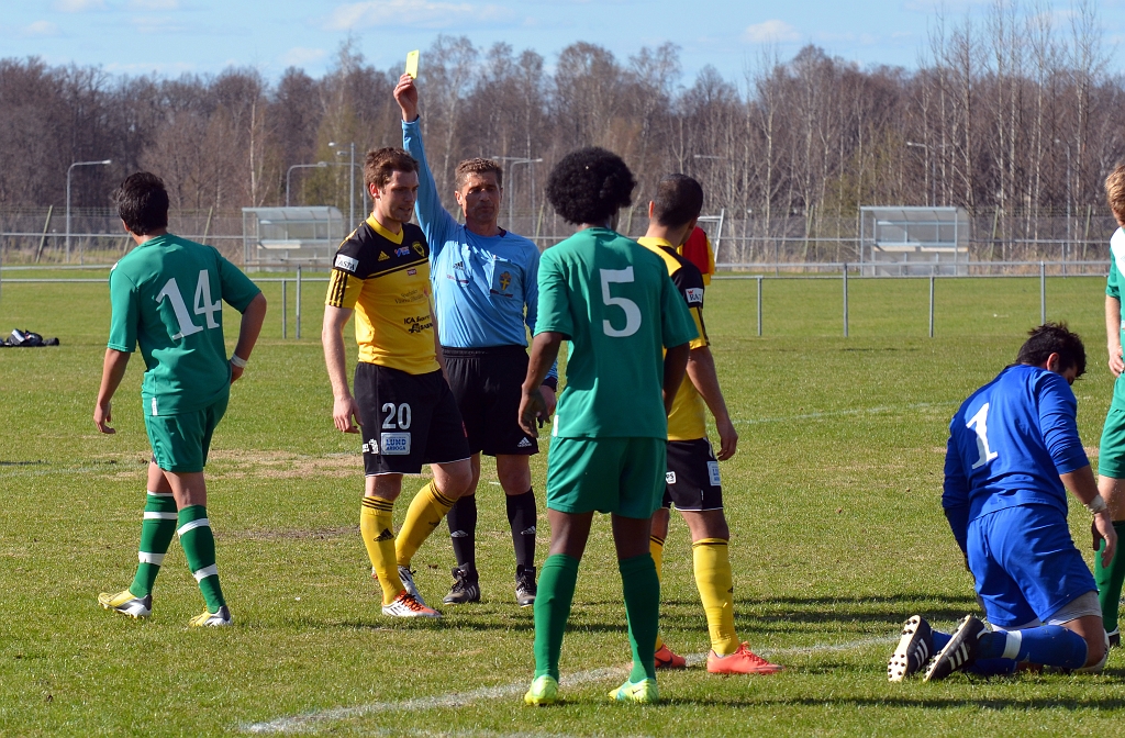 2013_0505_33.JPG - . . . . domaren visar det gula kortet för Dennis