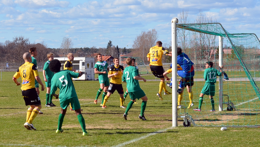 2013_0505_34.JPG - Sebastian Fahlberg går upp och nickar bollen efter en hörna