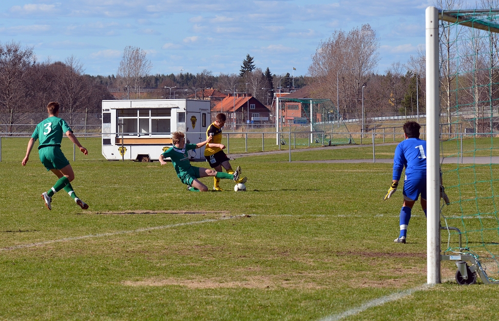 2013_0505_35.JPG - Brandon Wade får en sista chans men Irsta försvaret reder ut situationen