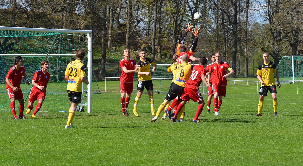 2013_0512_02.JPG - IFK Västerås målvakt går upp och tar bollen efter en hörna och på omställningen efter gör Västerås 0-1