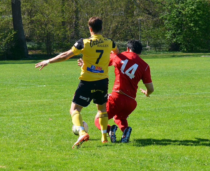 2013_0512_03.JPG - Karim Safari pressar mot IFK V-ås back