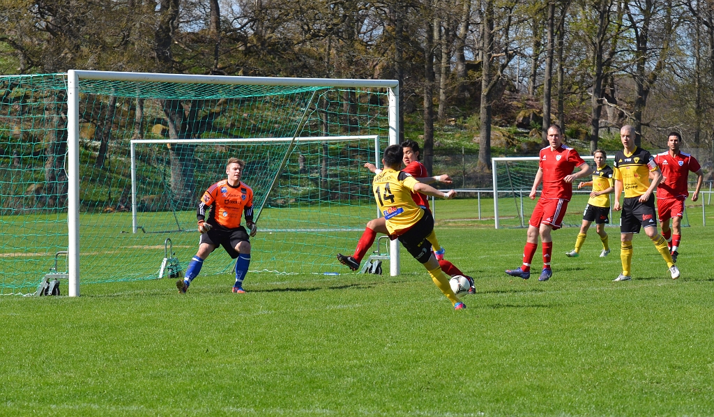 2013_0512_04.JPG - På ett inlägg från höger går bollen över alla och kommer mot Mergim Bekaj . . . .