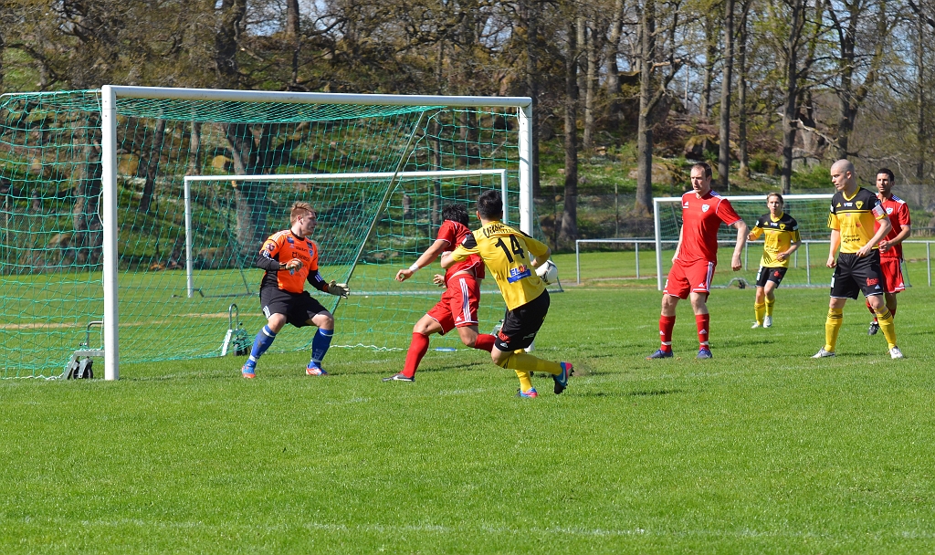 2013_0512_05.JPG - . . . . och han skjuter direkt mot den bortre burgaveln . . . .