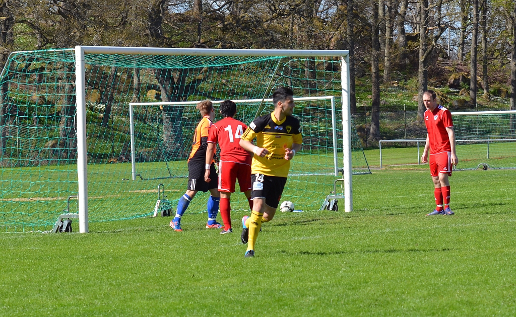 2013_0512_06.JPG - . . . . och Södra har kvitterat till 1-1 genom Mergim Bekaj