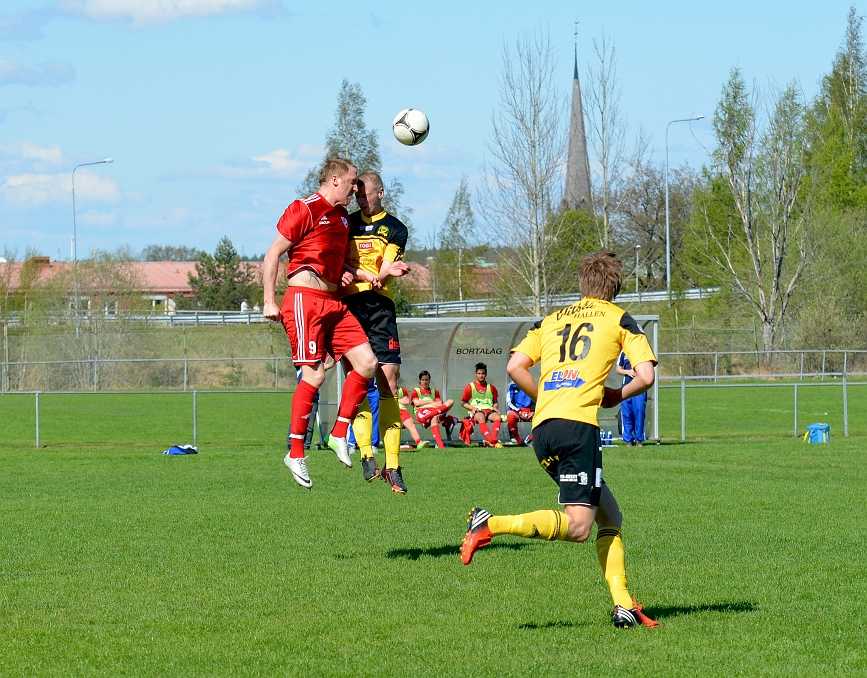 2013_0512_07.JPG - Filip Stjernfeldt går upp och försöker nicka undan bollen