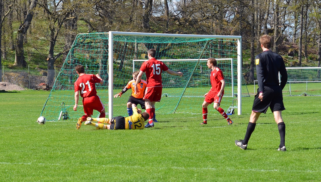 2013_0512_08.JPG - Brandon Wade är framme och skapar oreda i IFK V-ås försvar