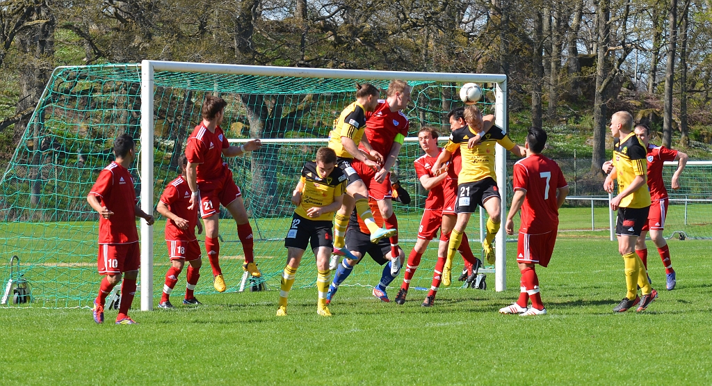 2013_0512_09.JPG - Hörna för Södra och Sebastian Fahlberg försöker nicka in bollen