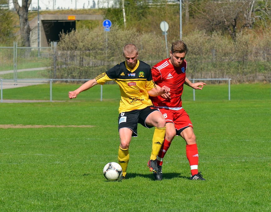 2013_0512_10.JPG - Filip Stjernfeldt täcker bollen