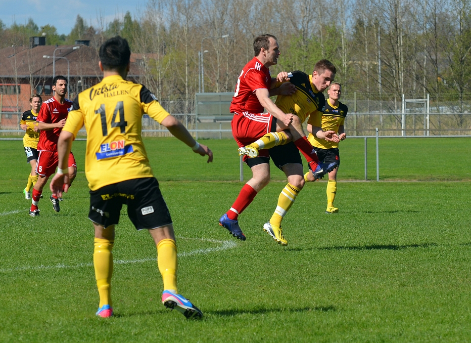 2013_0512_11.JPG - Brandon Wade är framme och stör uppspelet