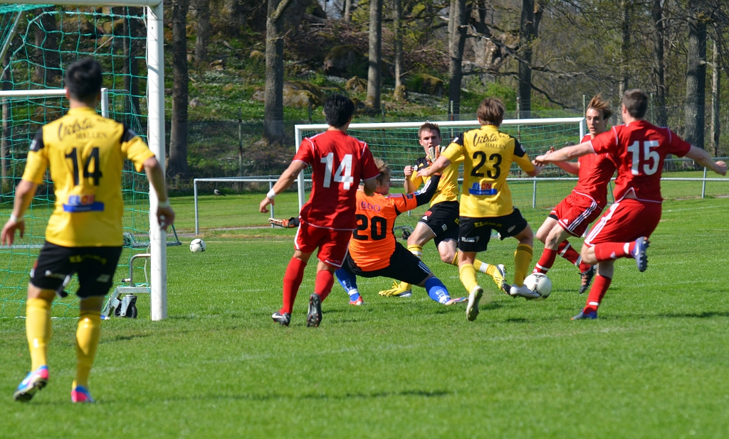 2013_0512_12.JPG - En bra chans för Södra när Linus Vennberg försöker få till ett avslut