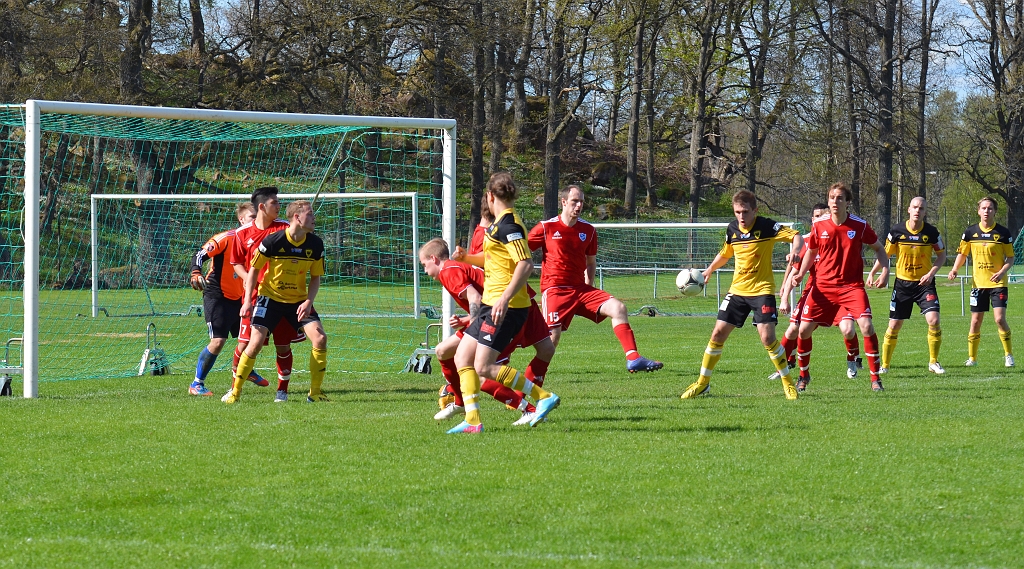 2013_0512_15.JPG - Ny hörna för Södra och bollen går mot Brandon Wade . . . .