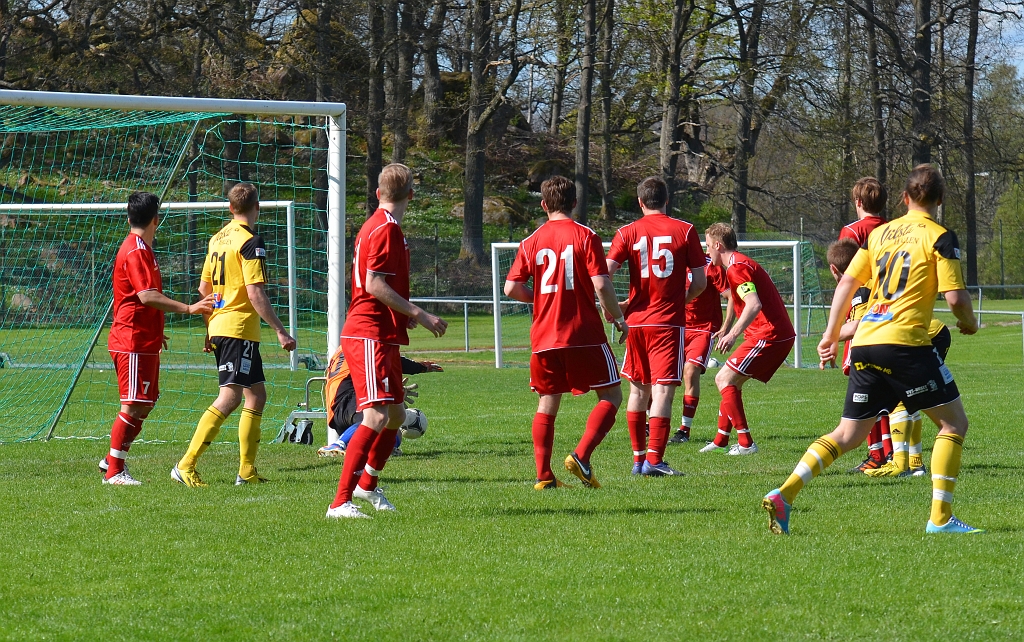 2013_0512_16.JPG - . . . . men bollen går strax utanför stolpen