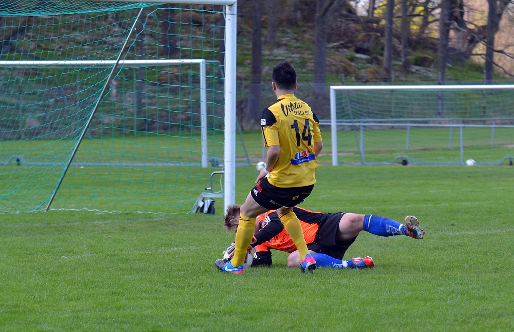 2013_0512_17.JPG - Västerås målvakt hinner precis greppa bollen före Mrgim bekaj