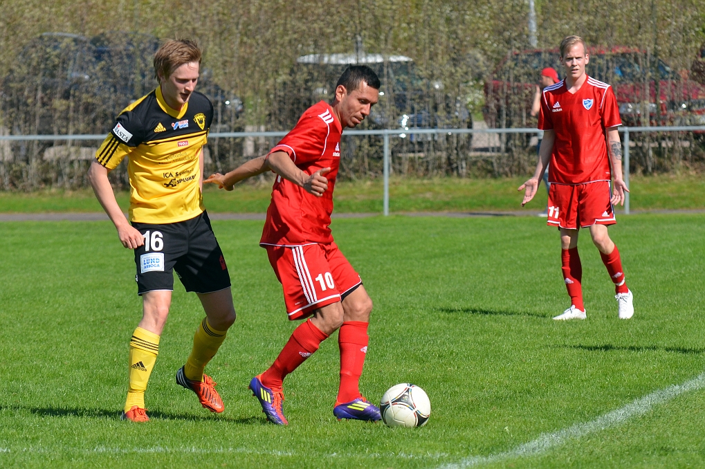 2013_0512_18.JPG - Filip Haglind pressar ut västeråsspelaren mot sidlinjen