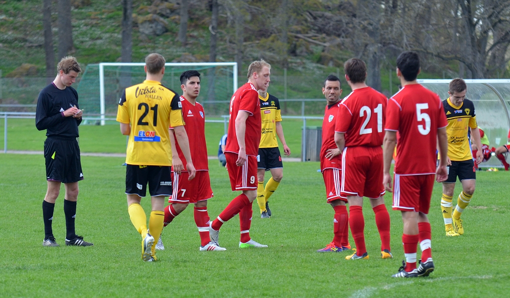 2013_0512_19.JPG - Södra får frispark och Västeråsspelaren får ett gult kort