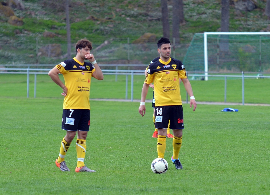 2013_0512_20.JPG - Mergim Bekaj siktar in sig för frisparken men bollen dämpas i muren och målvakten tar sedan hand om bollen