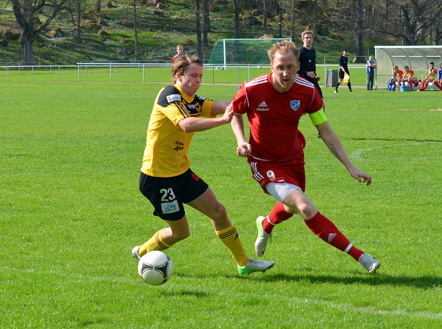 2013_0512_21.JPG - Linus Vennberg försöker nå bollen