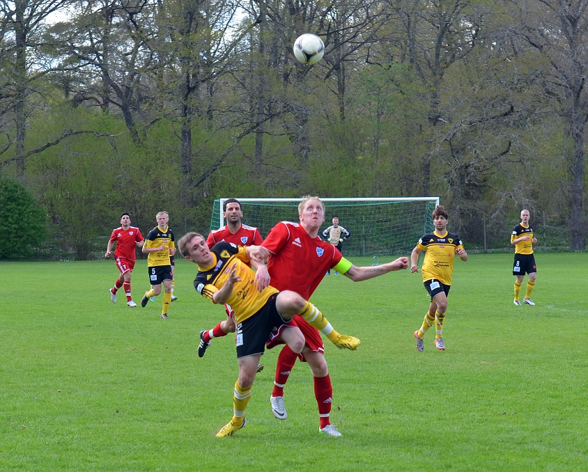 2013_0512_23.JPG - Brandon Wade i kamp om bollen