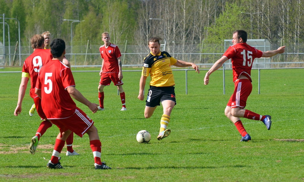 2013_0512_24.JPG - Emil Viborg går för ett avslut men bollen går strax utanför stolpen