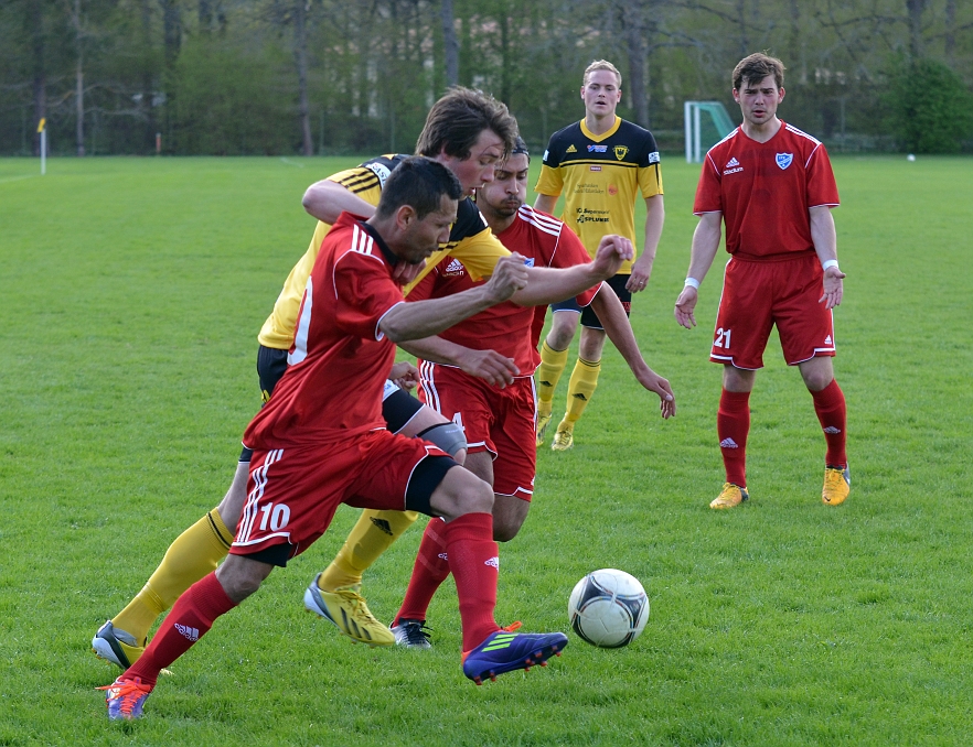 2013_0512_25.JPG - Olle Andersson försöker att trycka sig i mellan 2 försvarare