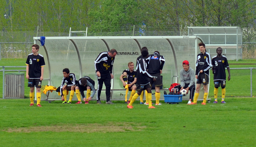 2013_0518_01.JPG - Spelarna förbereder sig inför matchen