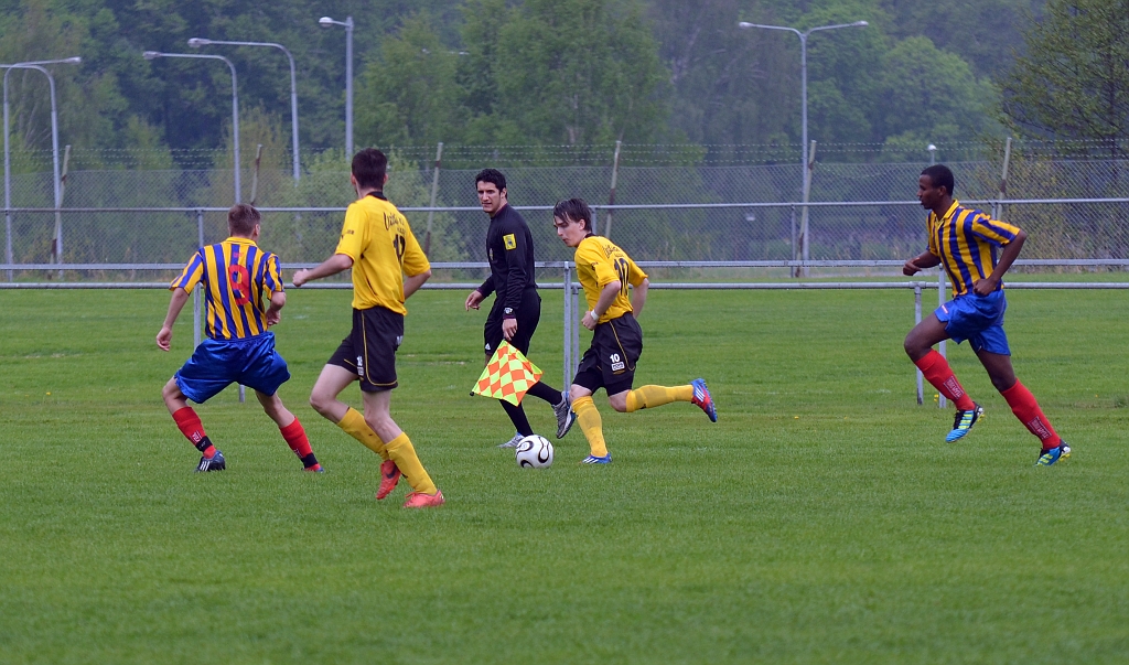 2013_0518_02.JPG - Semir Ahmetovic driver upp bollen på kanten