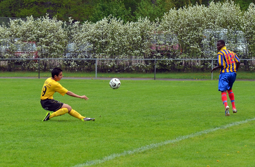 2013_0518_03.JPG - Abbe Haydar bryter en framspelning till inkast