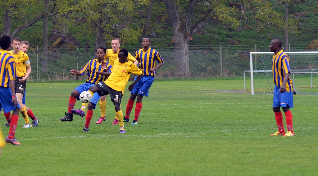 2013_0518_04.JPG - Davidi Johns försöker att få kontroll på bollen