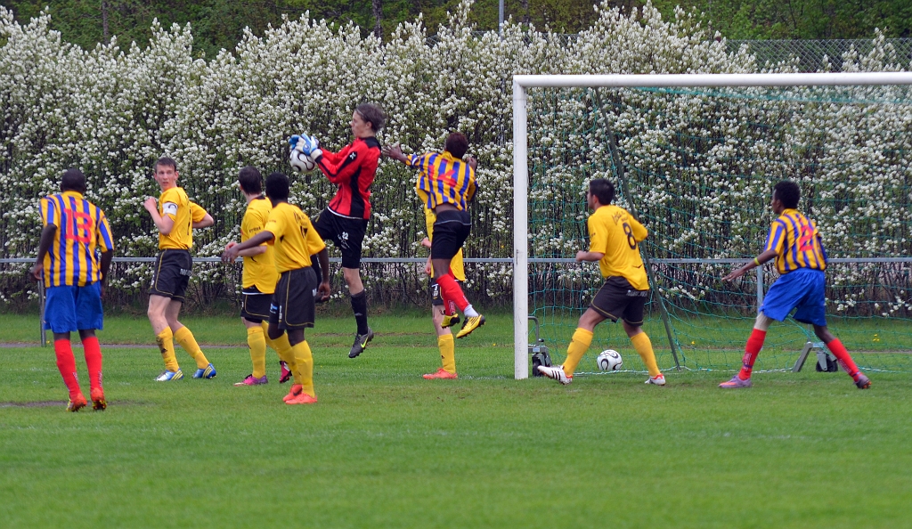 2013_0518_05.JPG - Södra's målvakt Jocke Larsson går upp och plockar in bollen