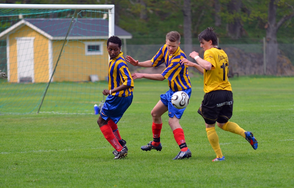 2013_0518_06.JPG - Semir Ahmetovic får en djupledsboll att jobba på