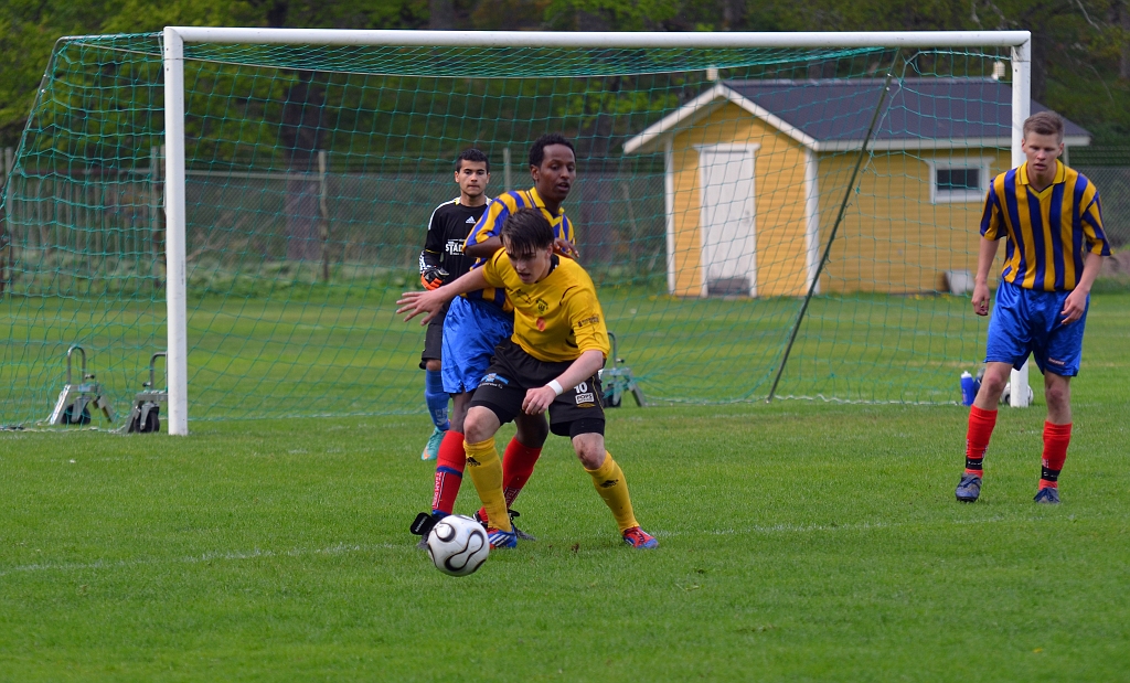 2013_0518_07.JPG - Semir Ahmetovic täcker bollen och försöker att få kontroll på den