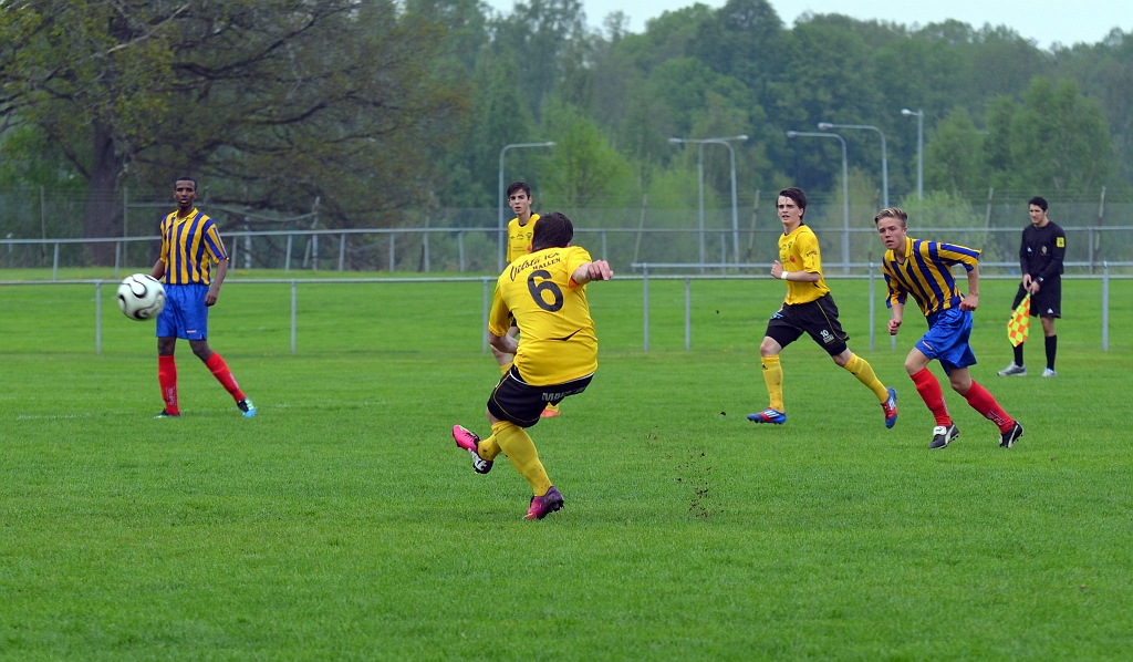 2013_0518_08.JPG - Jasmin Budimovic skjuter från distans . . . .