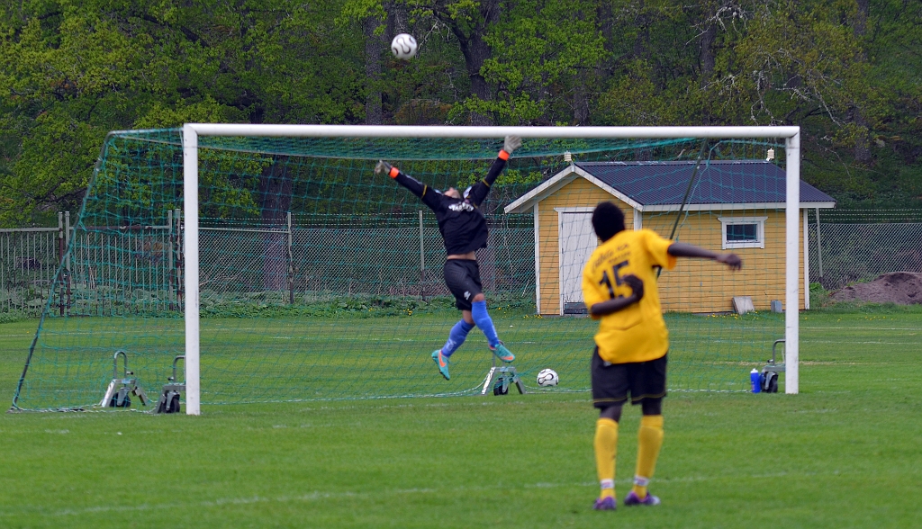 2013_0518_09.JPG - . . . . och målvakten får sträcka ut och tippa bollen till hörna