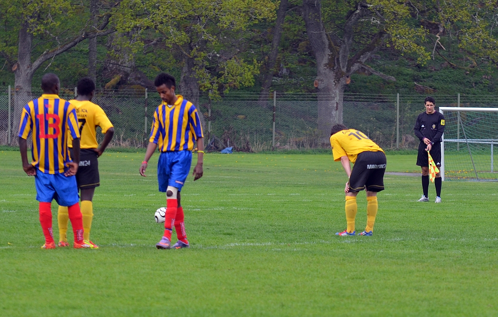 2013_0518_10.JPG - Straff för Södra efter att en försvarare har fått bollen på handen. Semir Ahmetovic koncentrerar sig innan domarens klartecken
