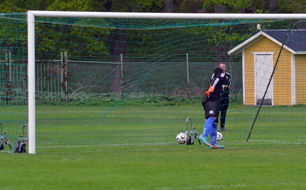 2013_0518_11.JPG - Semir slår bollen lugnt och säkert förbi målvakten, 1-0 till Södra