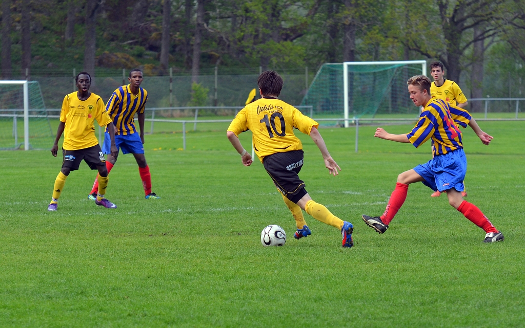 2013_0518_13.JPG - Semir Ahmetovic försöker att komma loss på mitten