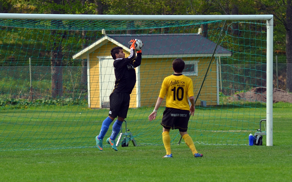 2013_0518_14.JPG - Frispark för Södra men ingen går ordentligt på bollen utan målvakten kan enkelt ta in bollen